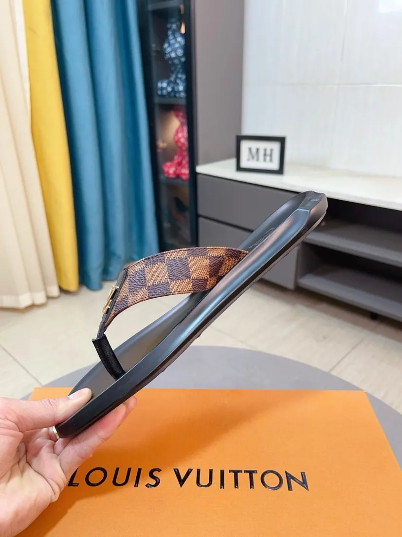 Men's shoes 💰260🌹🌹 (lv-Louis Vuitton) new men's sandals, high-end boutique, exquisite embossed logo decoration on the upper, fine workmanship, super soft soles, casual, loose and comfortable, a must-have in summer! \nsize：38-44